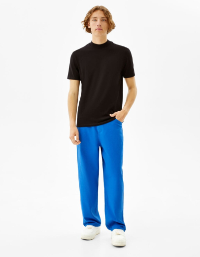T-Shirt im Slim-Fit mit geripptem Stehkragen